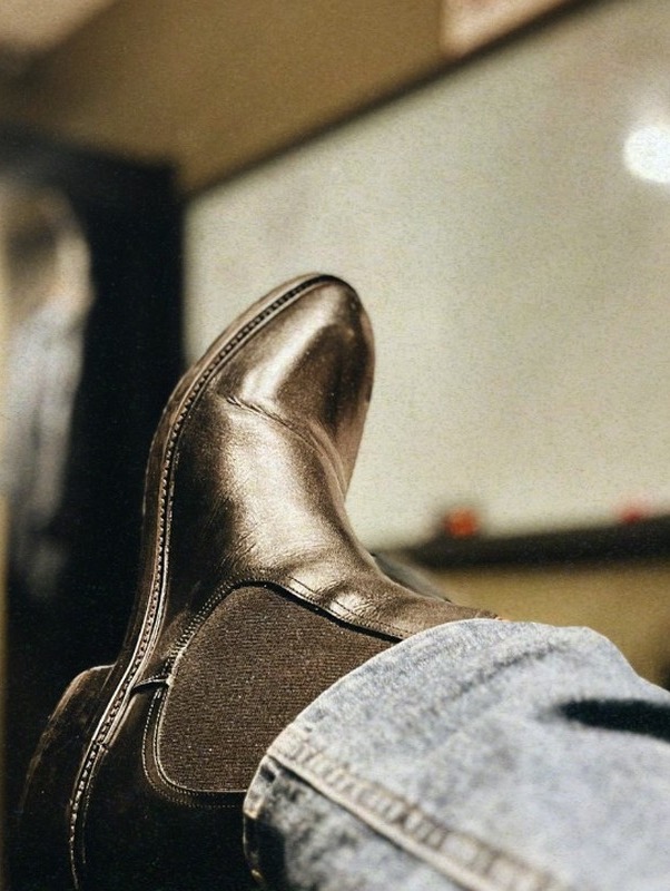 Bota Chelsea Tony com jeans - look casual